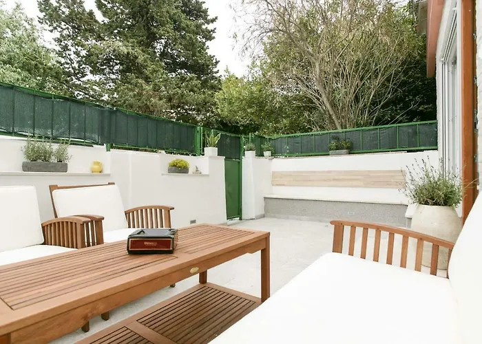 Retreat @ Town Center W/terrace *